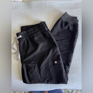 Women’s Figs Uman Jogger, black, medium petite.